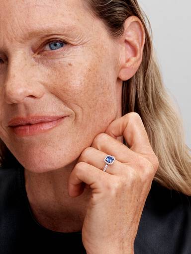 Funkelnder Eckiger Blauer Strahlenkranz Ring