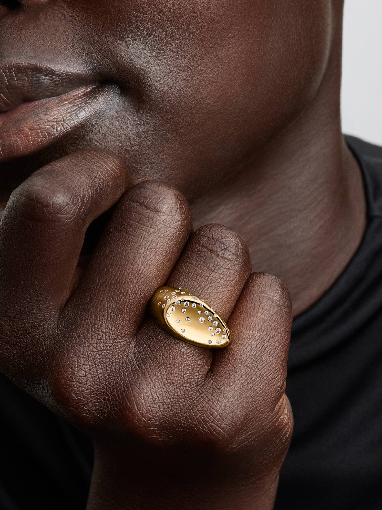 Anello Sigillo a cupola ovale con pietre incastonate