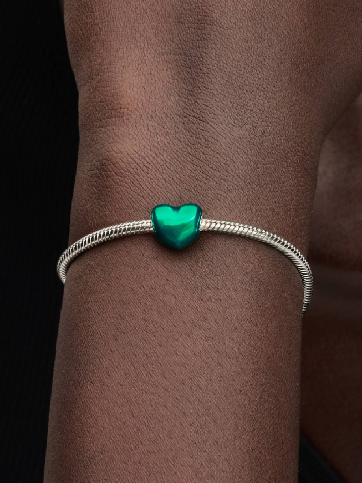 Charm Cuore verde metallizzato