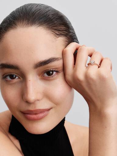 Anello con cuore in rilievo scintillante
