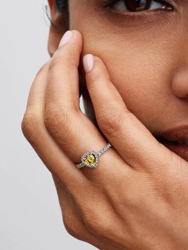 Anello con cuore in rilievo scintillante
