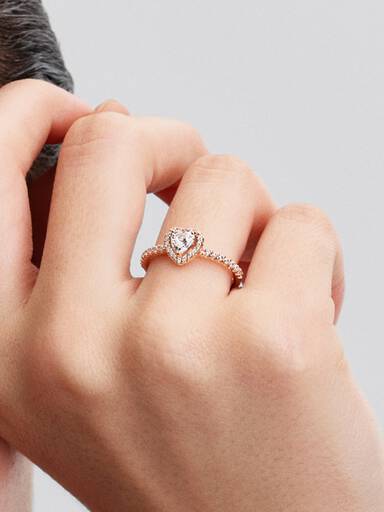Anello con cuore in rilievo scintillante