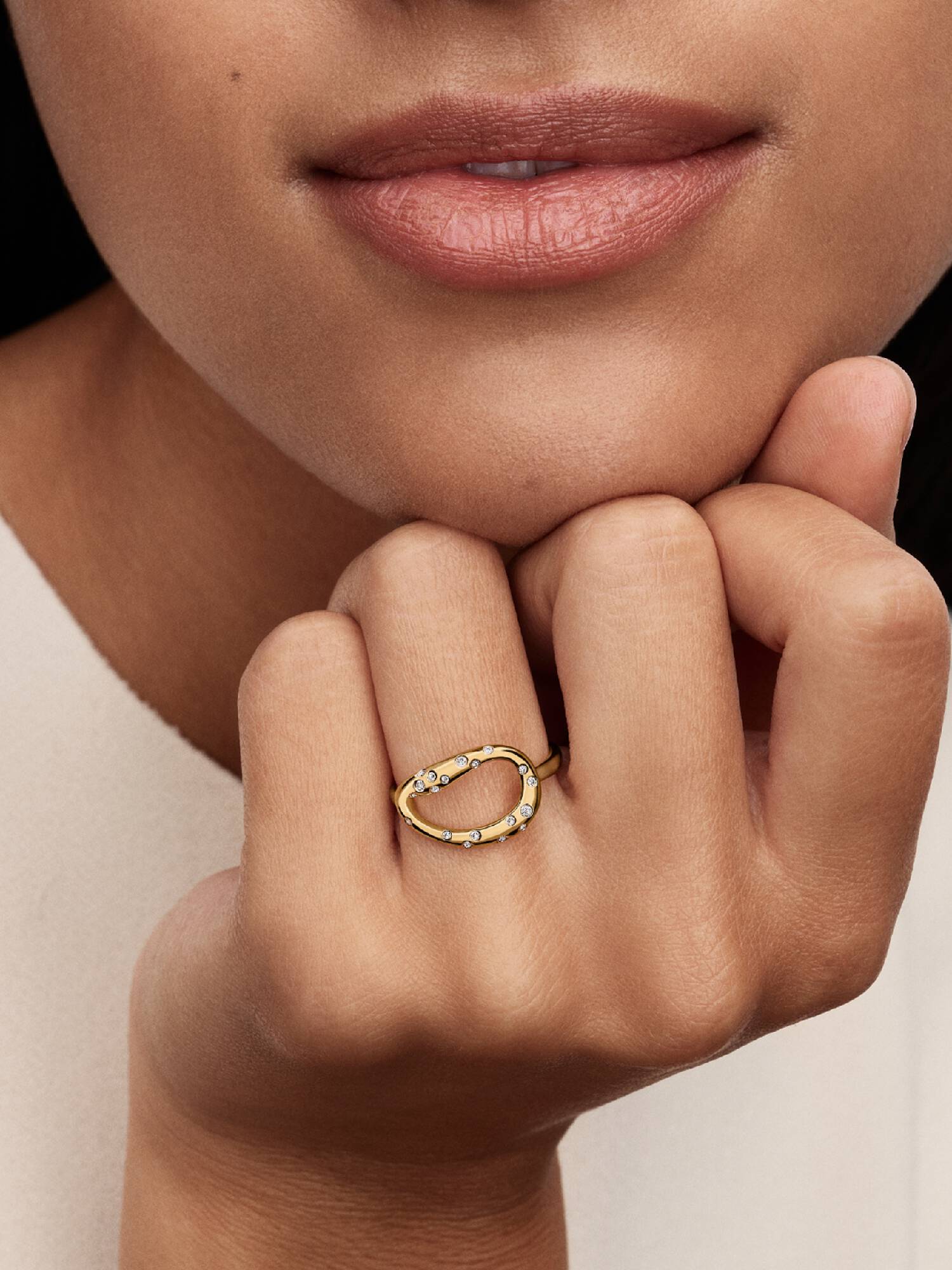Anello Scenografico con Pietre dalle Linee Sinuose