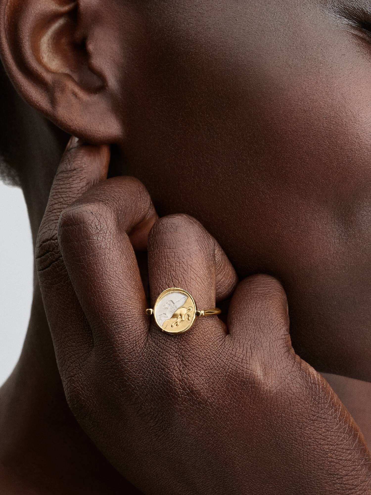 Anello con medallion Pegaso reversibile 