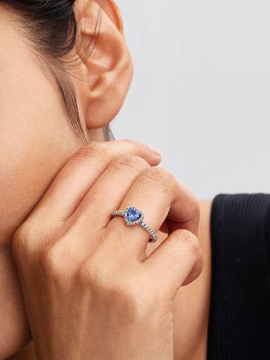 Anello con cuore in rilievo scintillante