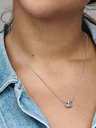 Collana con pendente intrecciato e pavé Pandora Signature