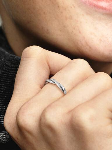 Anello Linee intrecciate scintillante