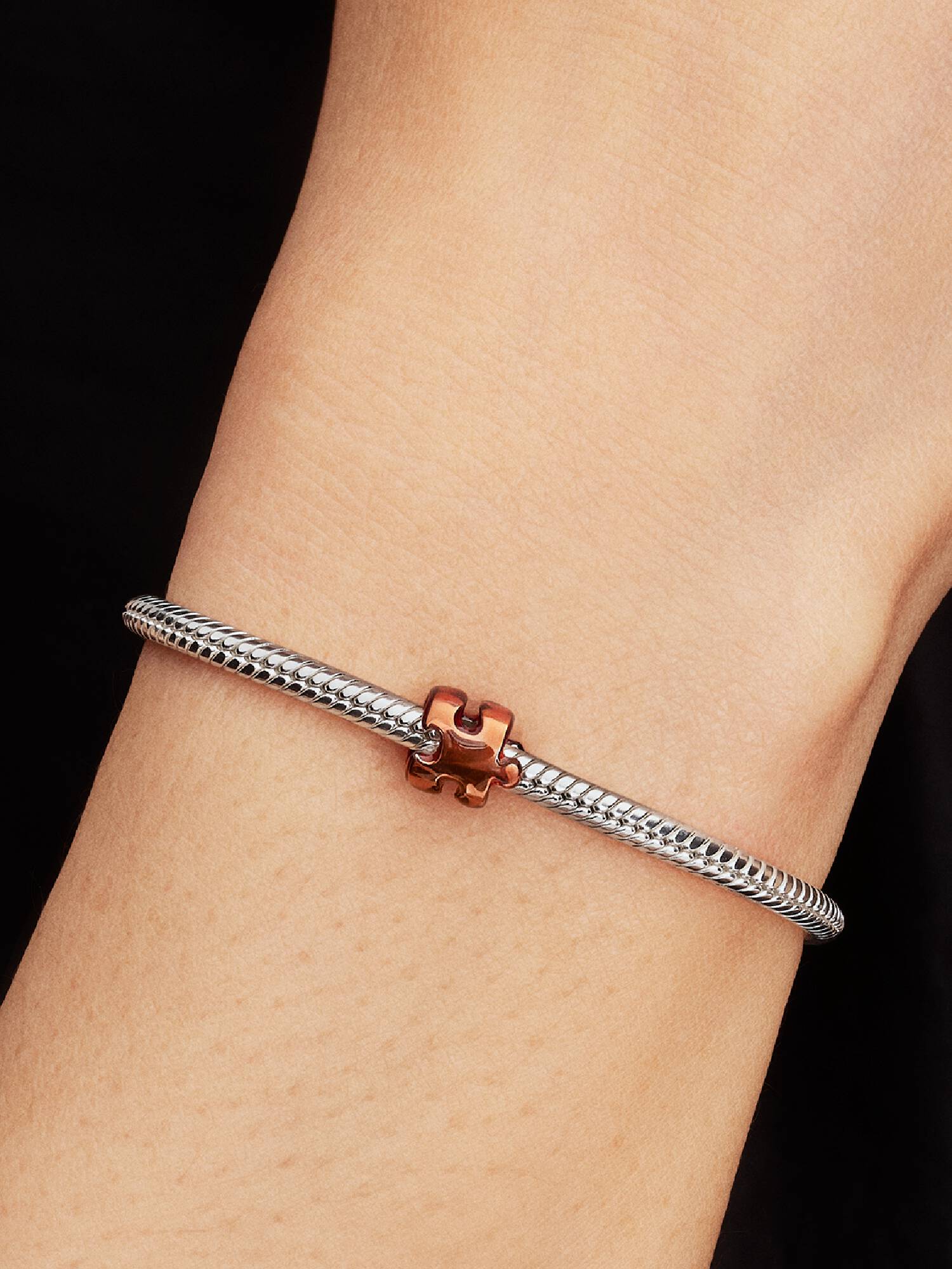 Orangefarbenes Puzzleteil Mini-Charm