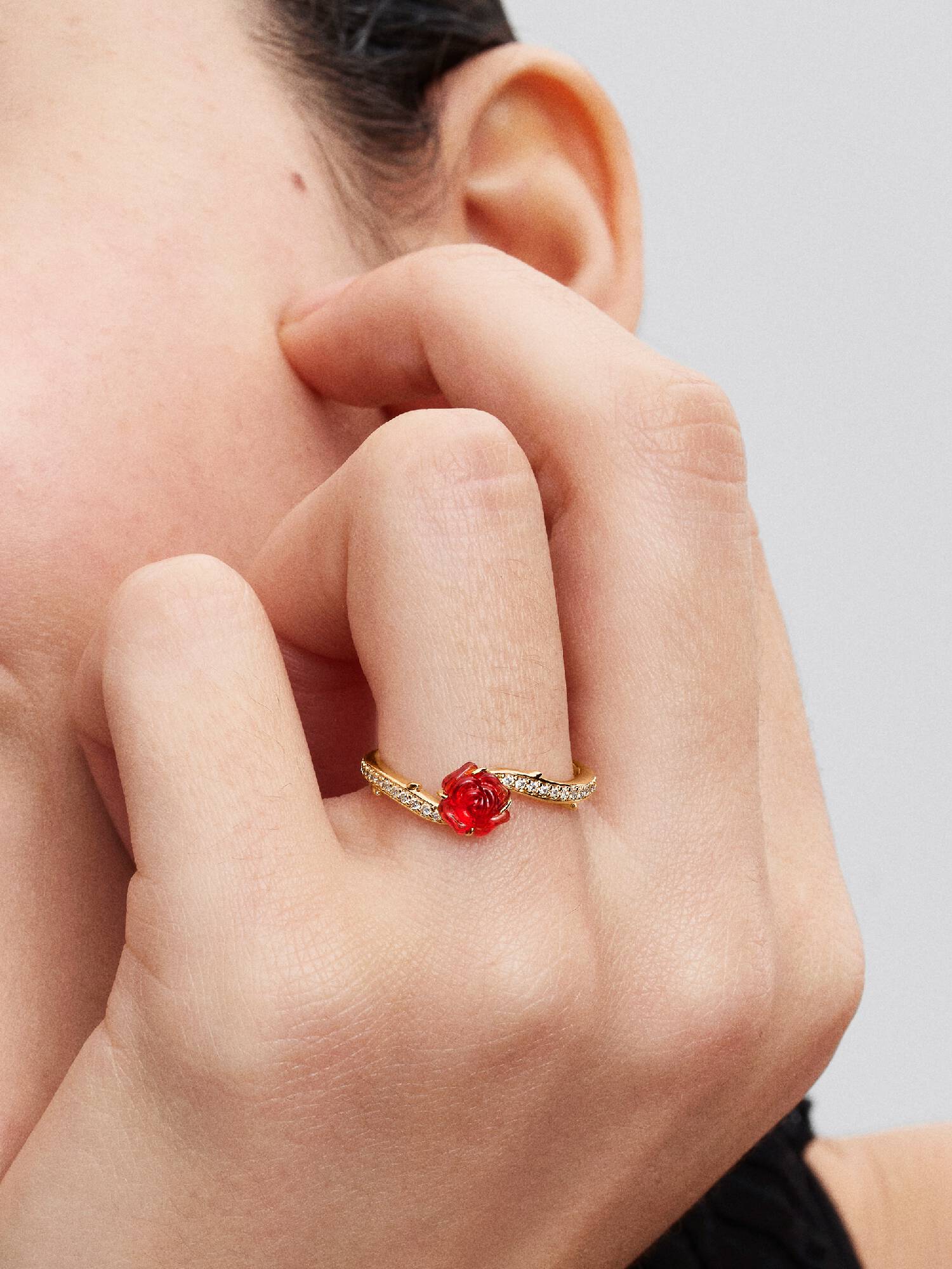 Disney, anello con rosa incantata La Bella e la Bestia