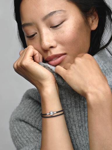 Doppeltes schwarzes Lederarmband