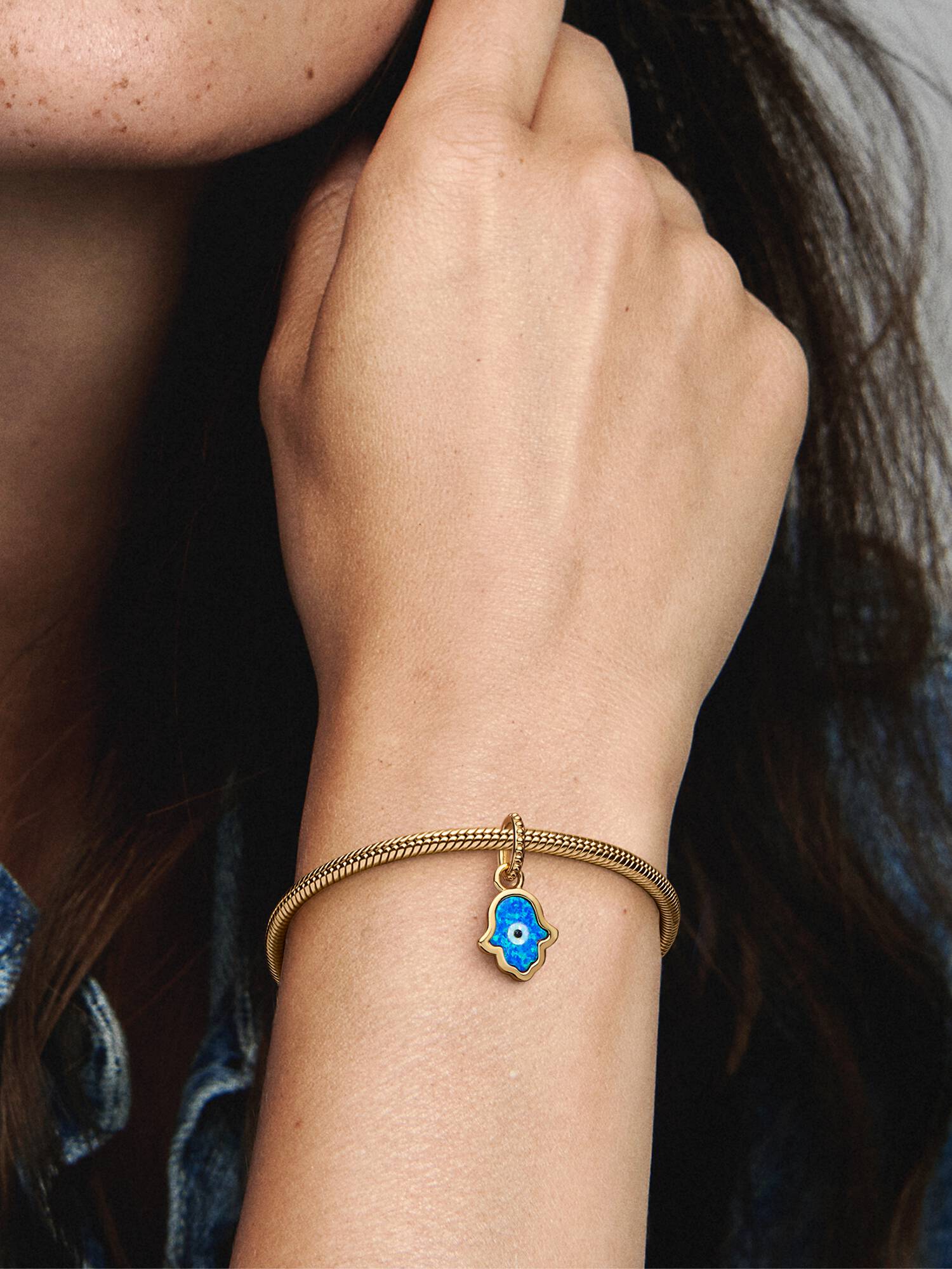 Schillernde Blaue Hand der Fatima Charm-Anhänger