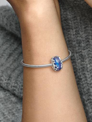 Charm in vetro di Murano Galassia blu e stelle