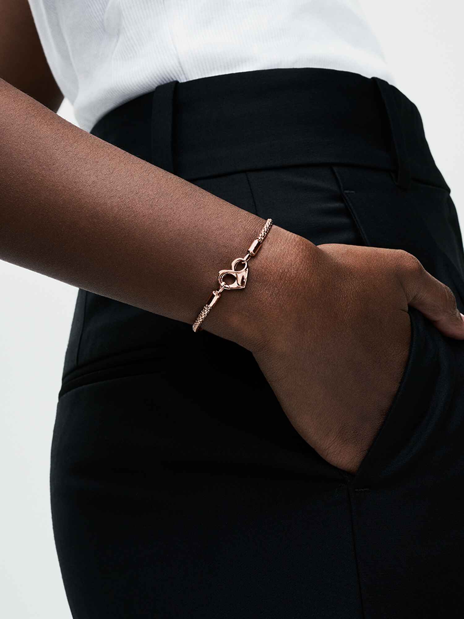 Bracciale rigido con diamanti in oro rosa So Move | 13757-PG